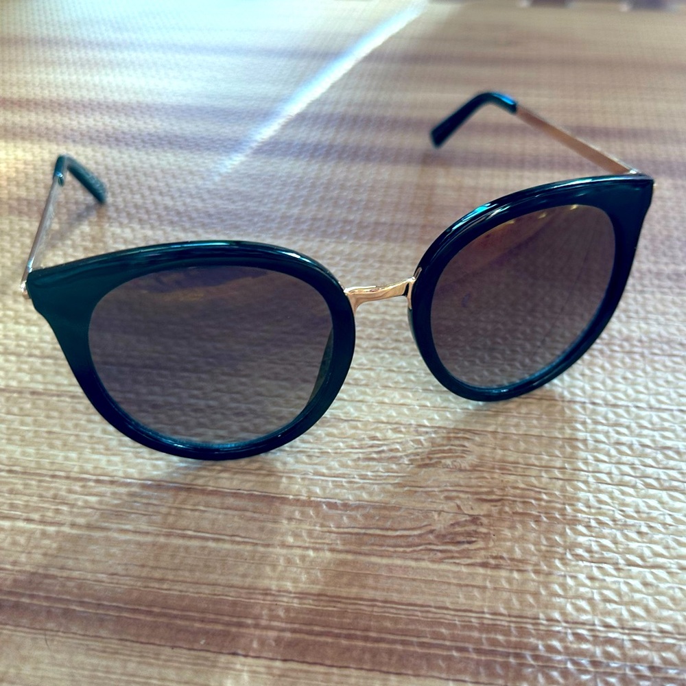 NEW GUESS cat eye sunglasses black & gold slightly oversized classy classic chic